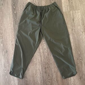 Lululemon Lightweight Ankle Jogger in Olive Green